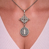 Colgante Nudo de Bruja y San Benito – Doble Protección (Protección y Abrir Caminos)