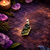 Colgante de Moldavita Natural Engarzada en Plata de Ley 925 – TAMAÑO M/XL – ACTIVADO (Transformación y Despertar Espiritual)