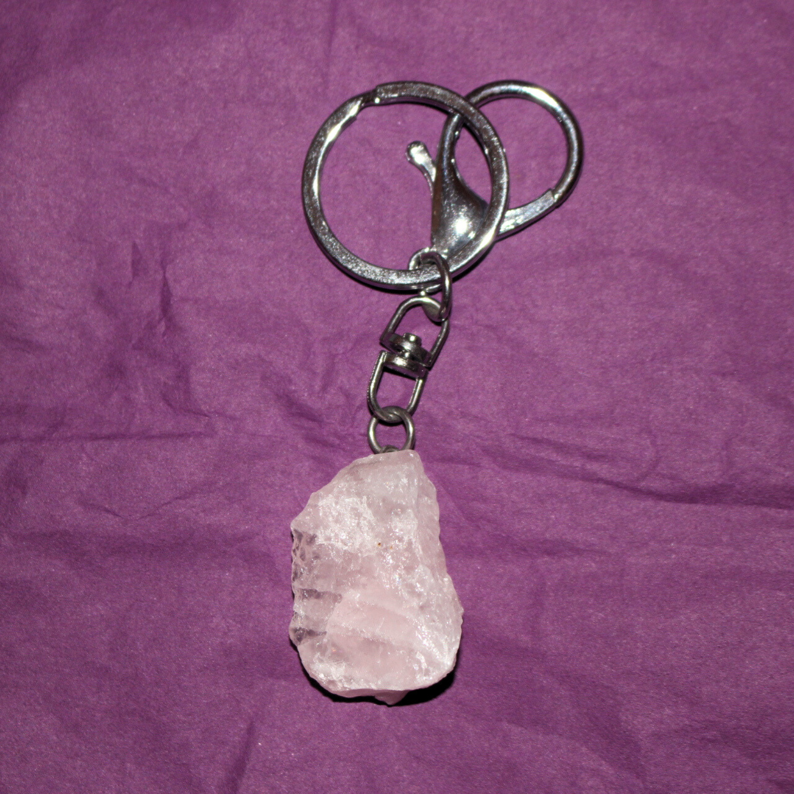 Llavero de Cuarzo Rosa Natural en Bruto - El desván de Merlín
