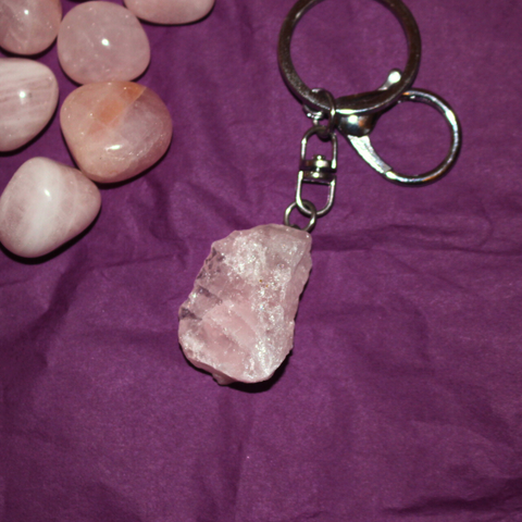 Llavero de Cuarzo Rosa Natural en Bruto - El desván de Merlín