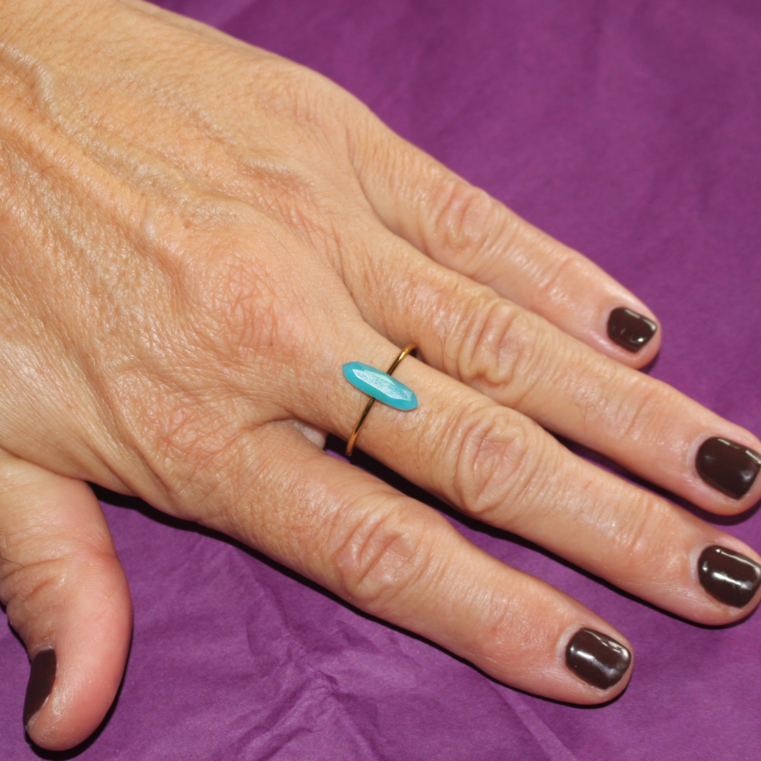 Anillo Plateado con Detalle – Elegancia y Energía Personalizable