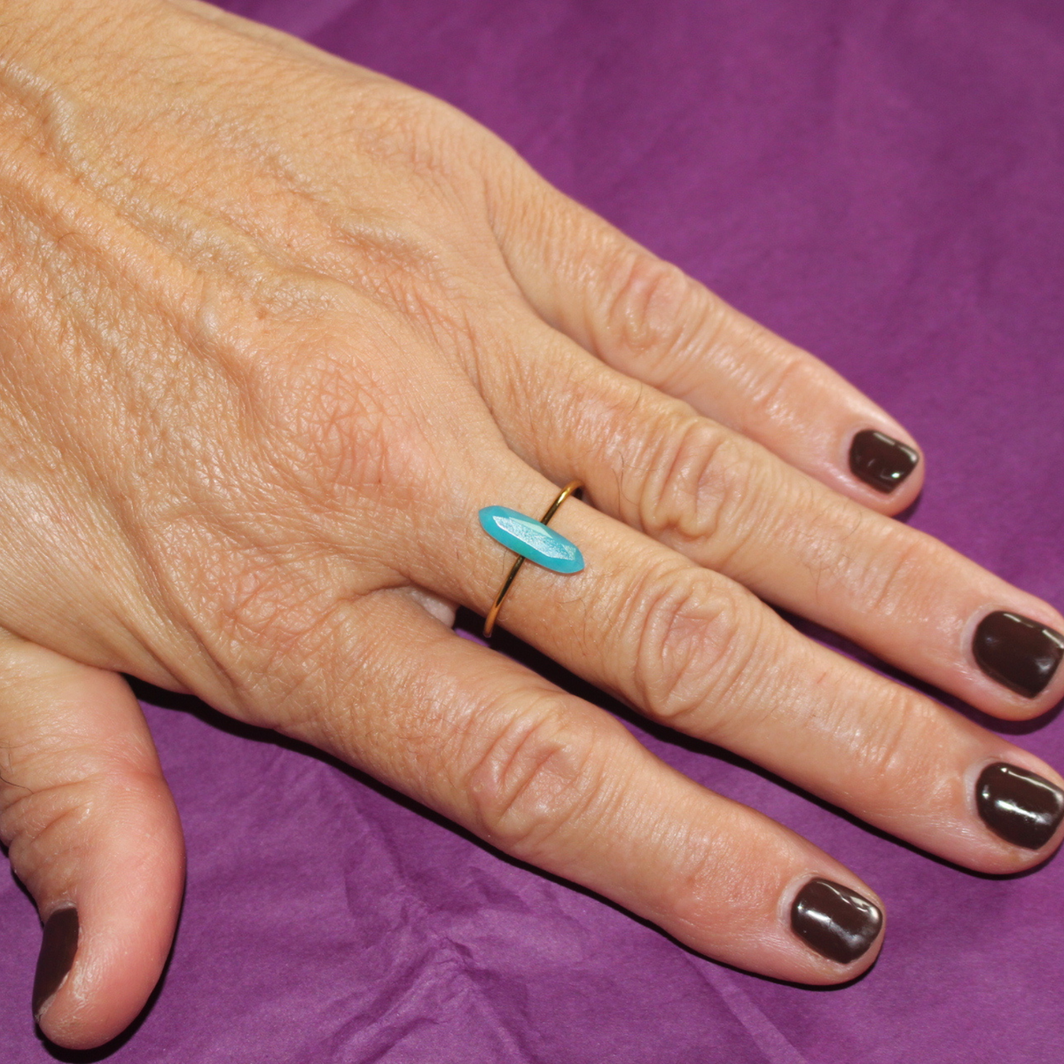 Anillo Plateado con Detalle – Elegancia y Energía Personalizable