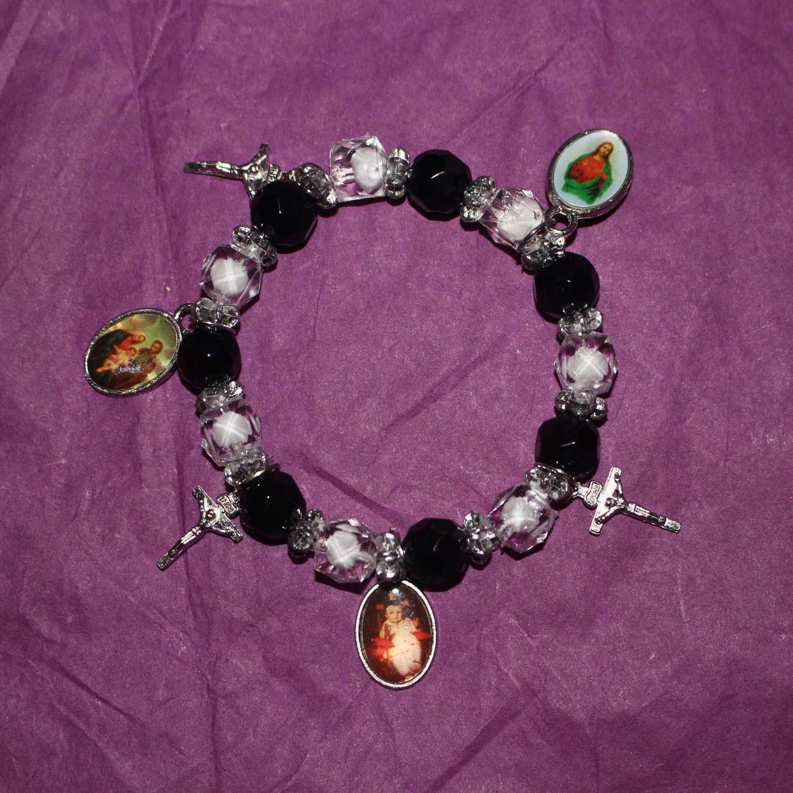 Pulsera Religiosa con Medallas y Cruces (Protección y Fe)