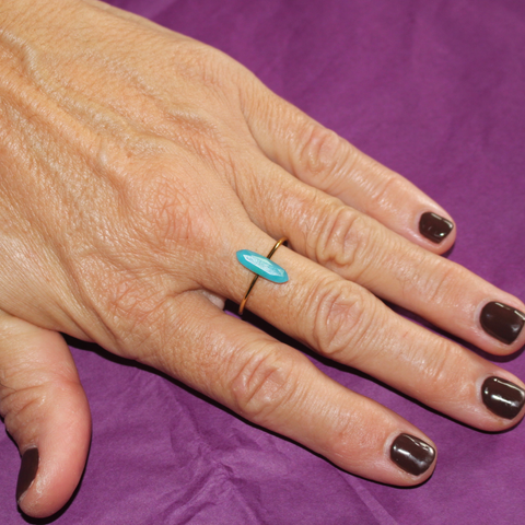 Anillo Plateado con Detalle – Elegancia y Energía Personalizable