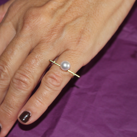 Anillo Plateado con Detalle Perlado (Dedo Índice)