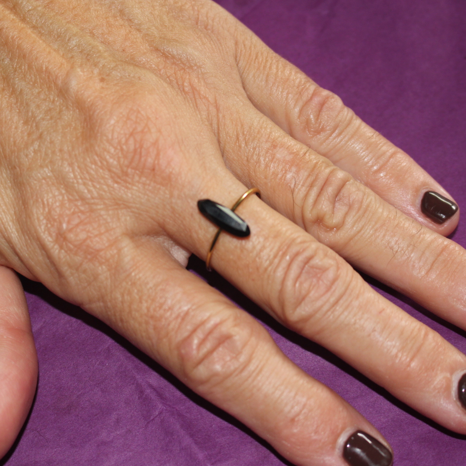 Anillo Plateado con Detalle – Elegancia y Energía Personalizable