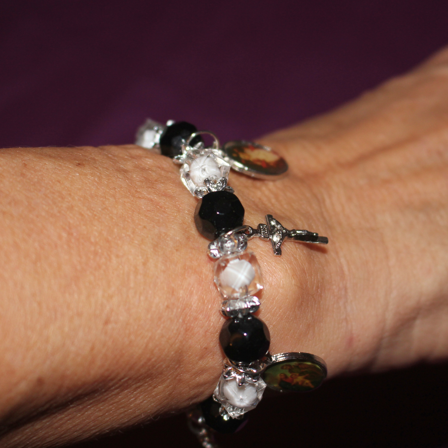 Pulsera Religiosa con Medallas y Cruces (Protección y Fe)