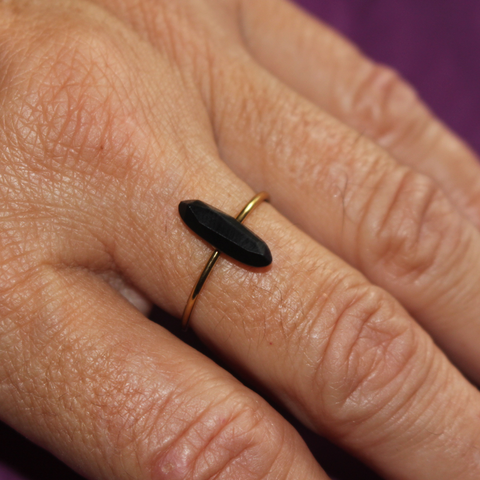 Anillo Plateado con Detalle – Elegancia y Energía Personalizable