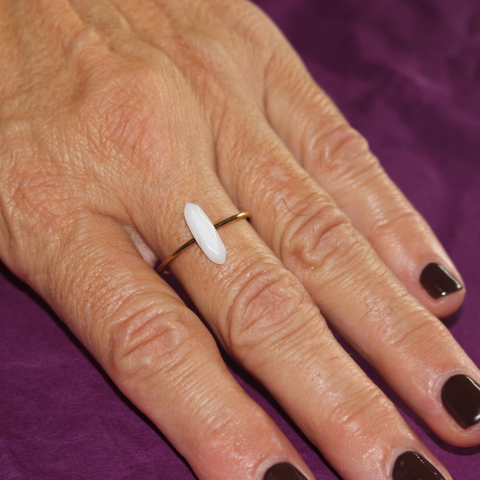 Anillo Plateado con Detalle – Elegancia y Energía Personalizable