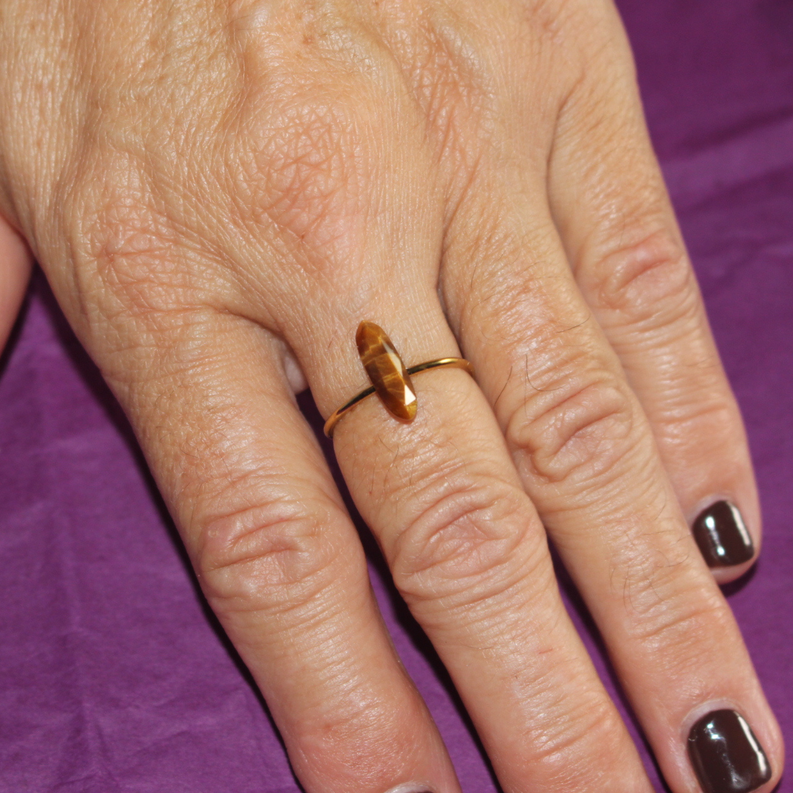 Anillo Plateado con Detalle – Elegancia y Energía Personalizable