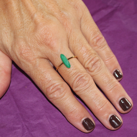 Anillo Dorado con Detalle – Elegancia y Energía Personalizable