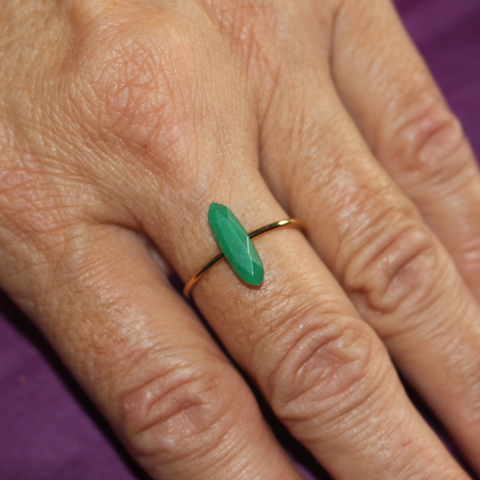 Anillo Dorado con Detalle – Elegancia y Energía Personalizable