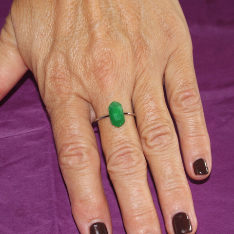 Anillo Plateado con Detalle – Elegancia y Energía Personalizable