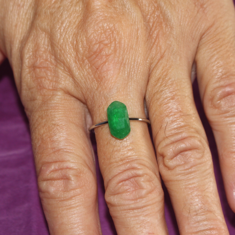 Anillo Plateado con Detalle – Elegancia y Energía Personalizable