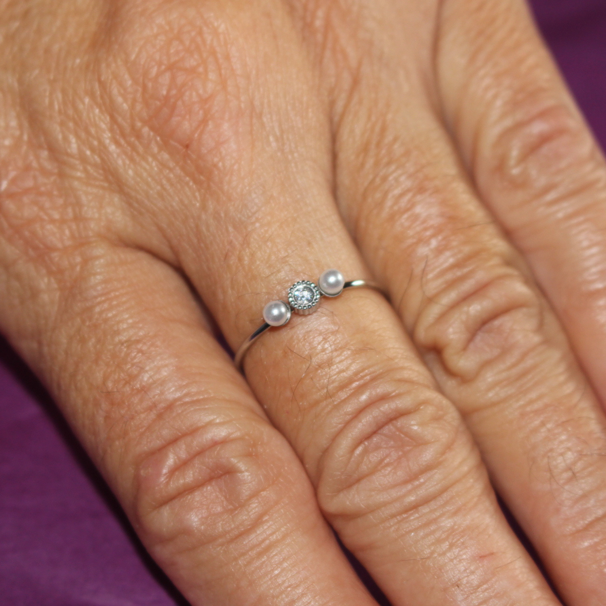 Anillo Plateado con Detalle Perlado (Dedo Índice)