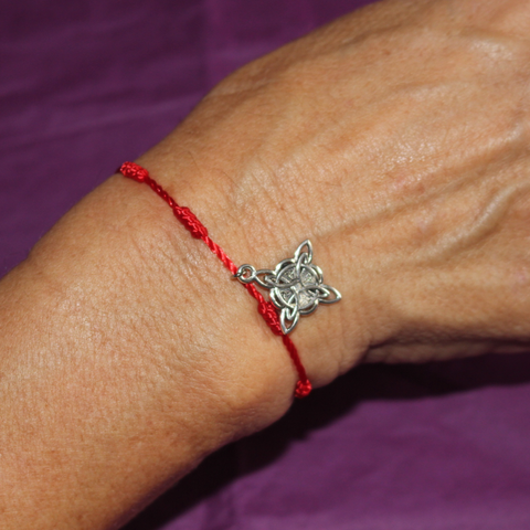Pulsera Hilo Rojo de 7 Nudos con Nudo de Bruja (Protección, Poder y Magia Ancestral)