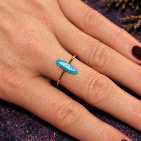 Anillo Ajustable Dorado con Mineral Natural (Protección, Suerte y Equilibrio)