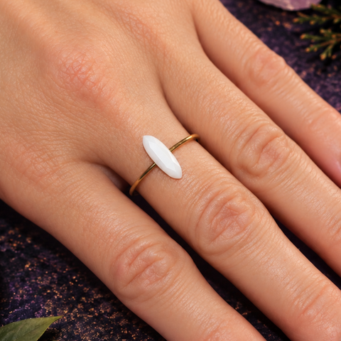 Anillo Ajustable Dorado con Mineral Natural (Protección, Suerte y Equilibrio)