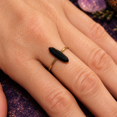 Anillo Ajustable Dorado con Mineral Natural (Protección, Suerte y Equilibrio)