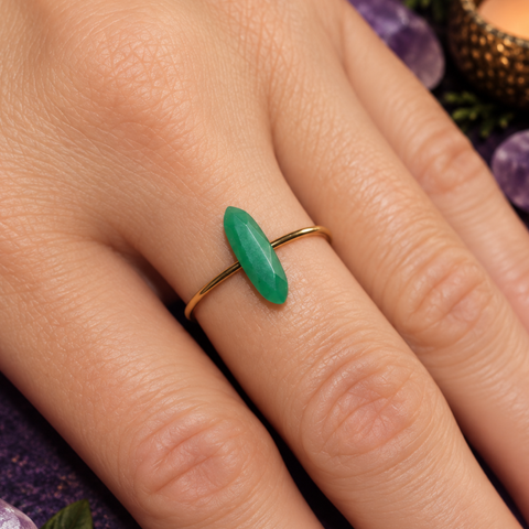 Anillo Ajustable Dorado con Mineral Natural (Protección, Suerte y Equilibrio)