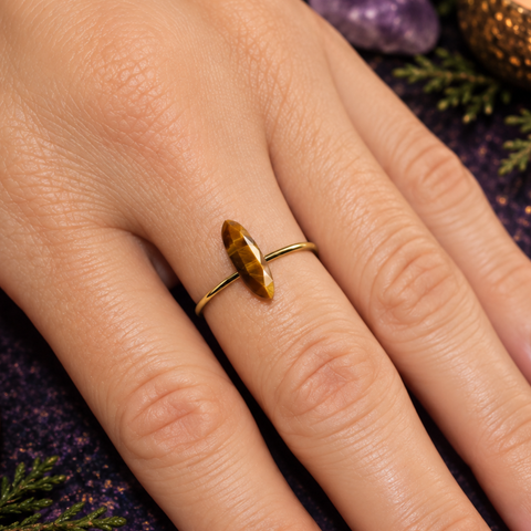 Anillo Ajustable Dorado con Mineral Natural (Protección, Suerte y Equilibrio)