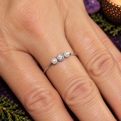 Anillo Ajustable Plateado con Perlas y Circonita (Elegancia y Brillo)