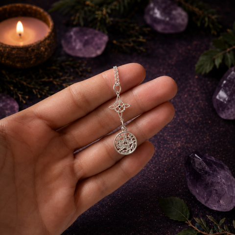 Colgante Nudo de Bruja y Tetragramatón en Plata de Ley 925 – ACTIVADO (Doble Protección y Poder Espiritual)