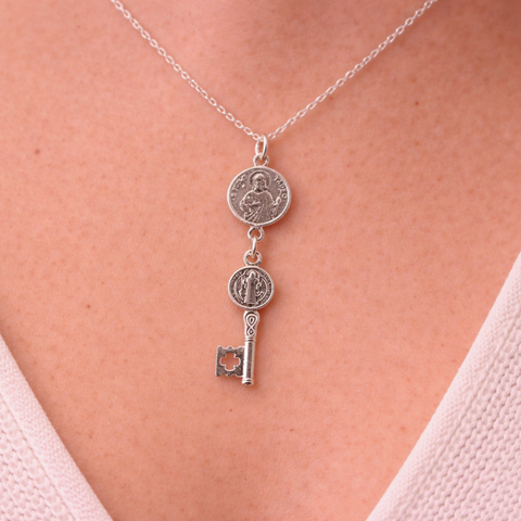 Colgante San Judas Tadeo y Llave de San Benito en Plata de Ley 925 – Doble Protección ACTIVADO (Fe, Apertura y Poder Espiritual)