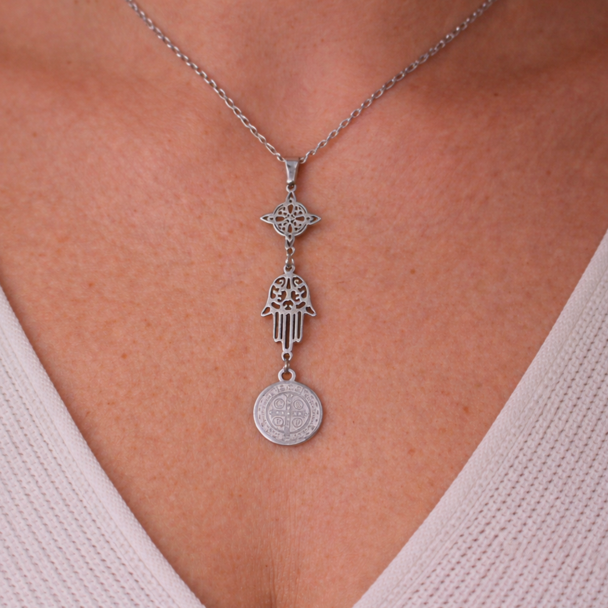 Colgante Triple Protección ACTIVADA – Nudo de Bruja, Mano de Fátima y Llave de San Benito (Protección Total y Poder Espiritual)