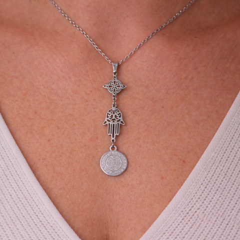 Colgante Triple Protección ACTIVADA – Nudo de Bruja, Mano de Fátima y Llave de San Benito (Protección Total y Poder Espiritual)