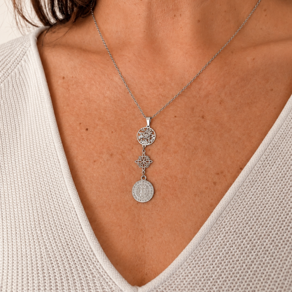 Colgante Triple Protección ACTIVADA en Acero Inoxidable – Nudo de Bruja, Tetragramatón y Llave de San Benito (Protección Total y Poder Espiritual)