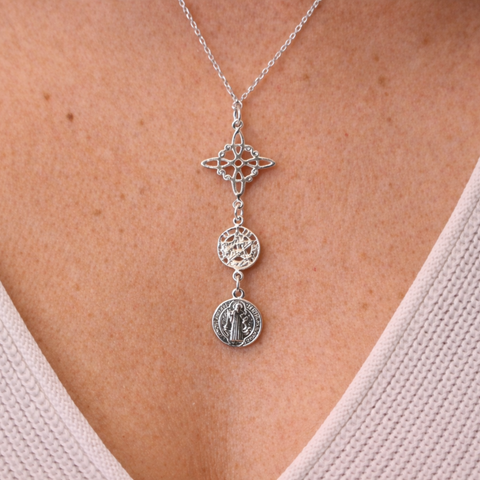 Colgante Triple Protección en Plata de Ley 925 – Nudo de Bruja, Tetragramatón y San Benito ACTIVADO (Protección Total y Poder Espiritual)