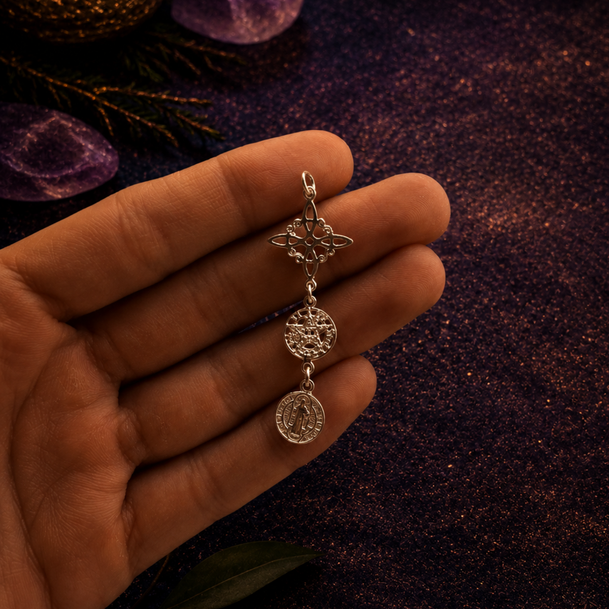 Colgante Triple Protección en Plata de Ley 925 – Nudo de Bruja, Tetragramatón y San Benito ACTIVADO (Protección Total y Poder Espiritual)