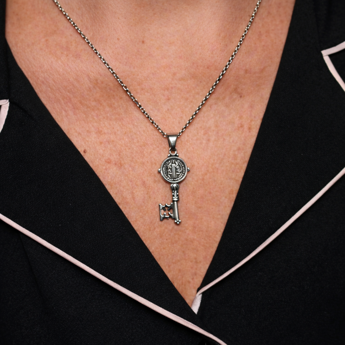 Colgante mini-llave de San Benito (Protección, Fe y Apertura de Caminos)