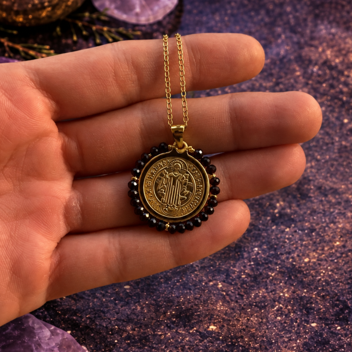 Collar Medalla de San Benito con Turmalina Negra 4 mm en Acero Dorado – ACTIVADO (Doble Protección, Mal de Ojo y Escudo Energético)