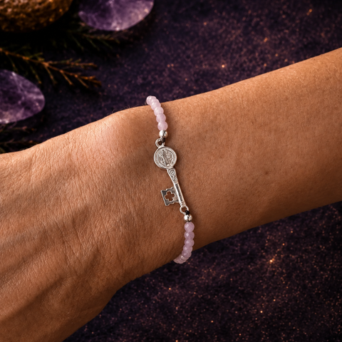 Pulsera Facetada de Cuarzo Rosa 3 mm con San Benito en Plata de Ley 925 – ACTIVADA (Amor, Protección y Apertura de Caminos)