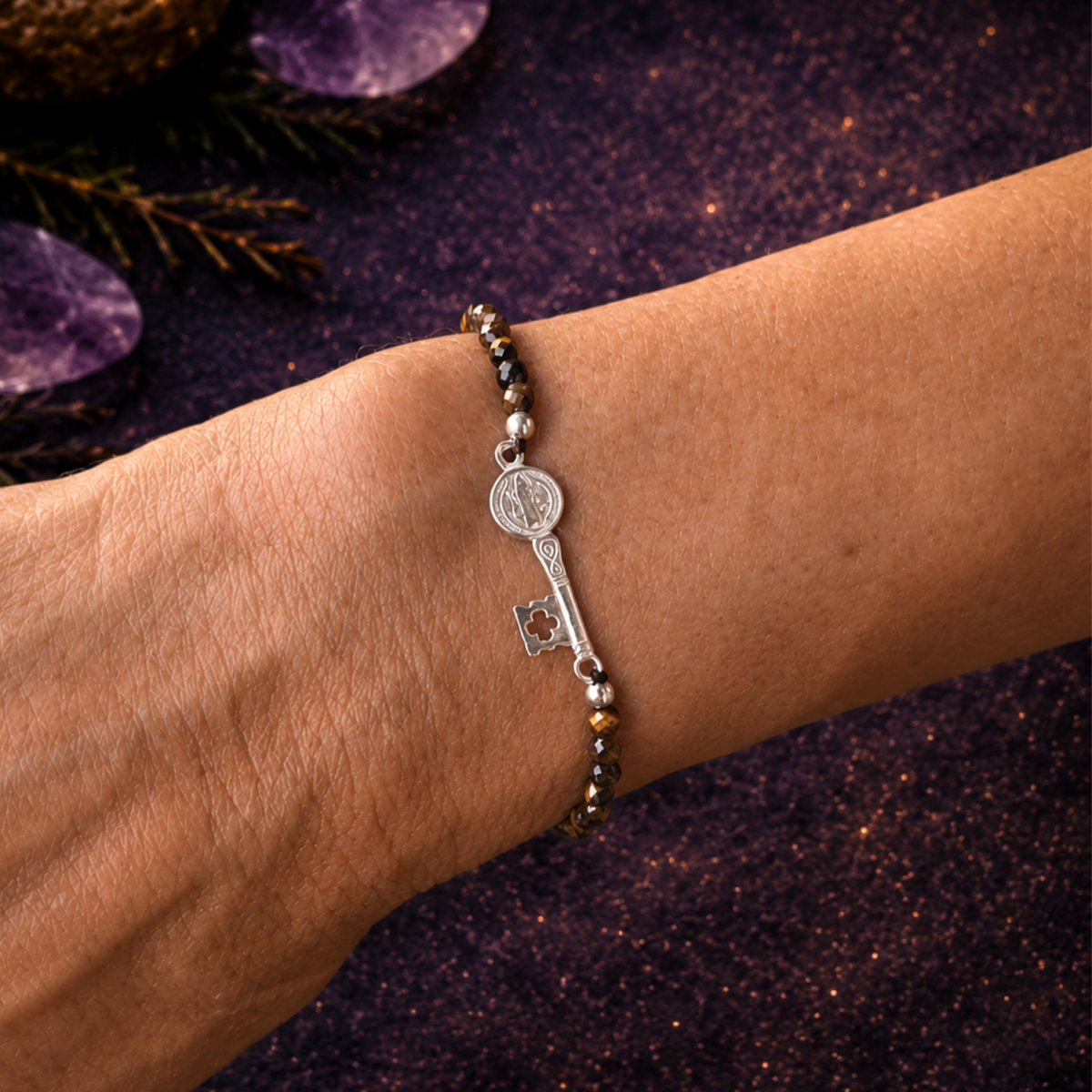 Pulsera Facetada de Ojo de Tigre 3mm con San Benito en Plata de Ley 925 – ACTIVADA (Protección, Fuerza y Confianza)