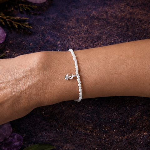 Pulsera Facetada de Piedra Luna 3 mm con Cruz de Caravaca en Plata de Ley 925 – ACTIVADA (Protección, Intuición y Equilibrio Espiritual)