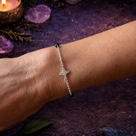 Pulsera Nudo de Bruja con Mineral Natural en Plata de Ley 925 – ACTIVADA (Doble Protección y Equilibrio Espiritual)