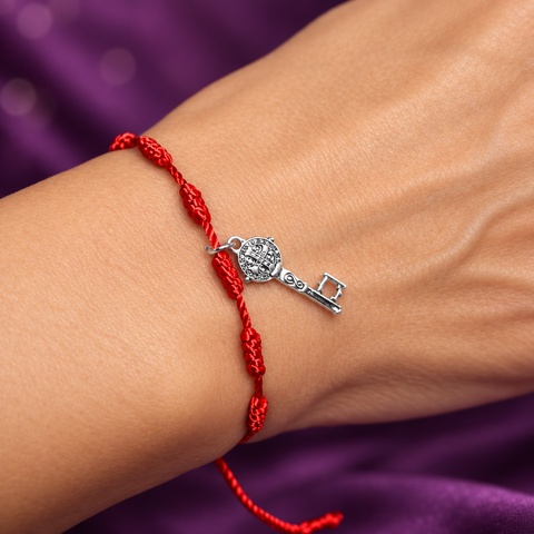 Pulsera de Hilo Rojo de 7 Nudos con Llave de San Benito – ACTIVADA (Protección, Buena Suerte y Apertura de Caminos)