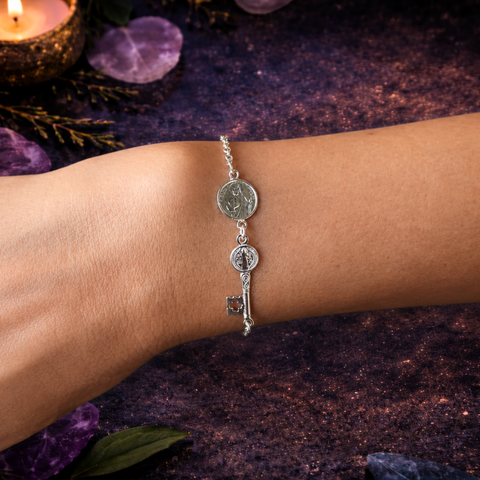 Pulsera de San Judas Tadeo y Llave de San Benito en Plata de Ley 925 – Doble Protección ACTIVADA (Fortaleza y Protección Espiritual)